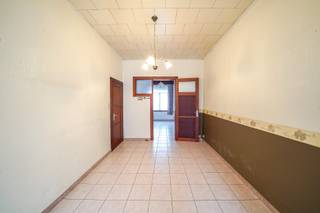 In Oostende vinden we deze karaktervolle woning, die is ingedeeld in twee woonentiteiten (1 verhuurd en 1 leeg).Op het gelijkvloers kom je binnen via...