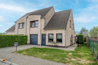 In een kindvriendelijke, rustige verkaveling, vlakbij het centrum van Sleidinge, vind je deze instapklare halfopen woning. Gebouwd in 2006 en...