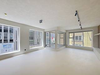 Langs de Kursaalstraat te Heist vinden we dit luxueus gerenoveerde appartement te koop. Het bevindt zich in een volledig vernieuwd, kleinschalig gebouw en geniet van een absolute toplocatie: vlakbij het Heldenplein, gezellige winkels, het openbaar vervoer en het strand van Knokke-HeistHet kloppend hart van het appartement te koop is de royale, lichtrijke leefruimte. Grote raampartijen overstromen de kamer met natuurlijk daglicht, wat zorgt voor een uitnodigend en volumineus ruimtegevoel. Deze aangename sfeer trekt zich naadloos door naar het aangrenzende terras, de ideale plek om te genieten van een zachte ochtendbries.De vloeiende overgang brengt u naar het private gedeelte, waar drie slaapkamers rust en sereniteit ademen. Elke kamer is hoogwaardig afgewerkt en flexibel in te richten als masterbedroom, thuiswerkplek of gastenkamer. De badkamer is ontworpen als een exclusieve rustruimte, uitgerust met een royale inloopdouche, een elegant ligbad en een smaakvolle dubbele wastafel.Dit is een instapklaar droominterieur waar luxe, licht en comfort samenkomen tot een unieke woonervaring. Ideaal voor wie op zoek is naar een instapklaar appartement in Knokke-Heist!Het EPC dateert nog van voor de renovatie.Contacteer Arne Vandierendonck voor meer informatie of een bezoek op 0493 25 35 85.Bestuursmaatregelen in het maatregelenregister: neeDeze AI-visualisaties zijn bedoeld als inspiratie. Er werd geen rekening gehouden met technische specificaties, stedenbouwkundige voorschriften of de concrete mogelijkheden tot realisatie.