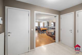 [[ DIT PAND NEEMT DEEL AAN DE ERA OPEN HUIZEN DAG OP 13/6 VAN 9:30 TOT 10:30 ]]
<p>Ben je op zoek naar een ruim appartement met 2 slaapkamers, panoramisch zicht en balkon in het centrum van Aalst? Gevonden!</p>

<p>Pal op het Keizersplein, op slechts enkele stappen van de Grote Markt, bevindt zich dit lichtrijke appartement op de tweede verdieping (lift aanwezig). Dankzij deze uitzonderlijke ligging geniet je van een directe toegang tot winkels, horeca, openbaar vervoer en alle voorzieningen die het bruisende stadscentrum te bieden heeft. Met een bewoonbare oppervlakte van 118 m² biedt deze eigendom een unieke combinatie van comfort, licht en ruimte. Bovendien beschikt het appartement over een gunstig EPC-label B, dat zeer dicht aanleunt bij een label A, wat zorgt voor een energiezuinige en toekomstgerichte woonst. Een garagebox is mee aan te kopen voor €30.000 en zorgt voor extra comfort en parkeergemak in het stadscentrum.</p>

<p>Je komt binnen via de ruime inkomhal met gastentoilet. Van hieruit bereik je de indrukwekkende leefruimte, waar de vele raampartijen zorgen voor natuurlijk licht en een prachtig zicht over de stad. Het open ruimtegevoel en de warme uitstraling maken van deze leefruimte een bijzonder aangename plek om thuis te komen. Aansluitend bevindt zich de keuken met de nodige toestellen en een gezellige ontbijthoek met een zuidwestgericht balkon aan de voorzijde waar je optimaal van de zon kan genieten. Verder beschikt het appartement over twee uitzonderlijk ruime slaapkamers, een badkamer uitgerust met zowel een ligbad als een douche, berging en waplaats.</p>