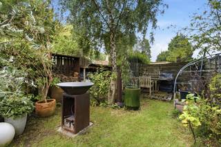<p>Wie veel ruimte zoekt en wonen graag combineert met een zelfstandige activiteit, atelier, hobby of opslag, ontdekt in deze woning bijzonder veel mogelijkheden. De eigendom ligt op een perceel van 236 m² en beschikt over een bruikbare vloeroppervlakte van 313 m².</p><p>Op het gelijkvloers bevinden zich een inkomhal, een ruime garage, een polyvalente ruimte/winkelruimte/praktijk, een tweede keuken, een wasplaats en een royale berging. Deze verdieping leent zich uitstekend tot een praktische werk-wooncombinatie of extra opslagruimte.</p><p>De eerste verdieping vormt het woonhart van de woning. Hier vindt u een lichtrijke zit- en eethoek, een afzonderlijke keuken, een zonneterras en een badkamer. Op de tweede verdieping bevinden zich drie volwaardige slaapkamers, waaronder een bijzonder ruime hoofdslaapkamer. De grote kelder onder de woning biedt nog bijkomende berg- en gebruiksmogelijkheden.</p><p>Ook energetisch staat deze woning sterk: EPC-label A met een score van 99 kWh/m² per jaar. De elektrische wooninstallatie is conform en het pand is asbestveilig. Bovendien liggen zowel het perceel als het gebouw in overstromingsklasse A.</p><p>De centrale ligging nabij het centrum van Brugge, winkels, diensten en openbaar vervoer maakt het geheel compleet. Ziet u hier ruimte voor uw gezin, beroep of plannen? Ontdek dan zelf welke invulling deze verrassend ruime eigendom u kan bieden.</p>