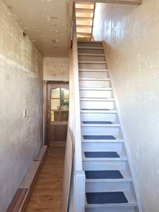 Deze gezellige en grotendeels gerenoveerde starterswoning is rustig gelegen in Berlare en vormt de ideale thuis voor wie betaalbaar en zorgeloos...