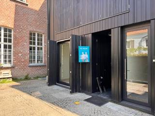 <strong>Instapklare stapelwoning met ruim zonneterras, garagebox en prachtige stadstuin in De Wispeltuin</strong><br /><br />In het prestigieuze woonproject <strong>De Wispeltuin</strong>, verscholen in een rustige zijstraat in het historische centrum van Brugge, bevindt zich deze stijlvolle stapelwoning die hedendaags wooncomfort combineert met rust, groen en een uitzonderlijke ligging.<br />De architectuur van het project springt onmiddellijk in het oog dankzij de eigentijdse vormgeving en hoogwaardige materialen. Achter de karaktervolle gevel schuilt een bijzonder aangename woonst met een doordachte indeling en veel natuurlijke lichtinval.<br /><br />Op het gelijkvloers bevinden zich de inkomhal met gastentoilet, een eerste slaapkamer, een praktische berging en een lichtrijke leefruimte die naadloos aansluit op de open keuken. De grote schuiframen zorgen voor een prachtig contact met buiten en geven rechtstreeks toegang tot het privatieve terras van ongeveer 30 m². Vanop het terras kijkt u uit op de prachtig aangelegde gemeenschappelijke tuin, een zeldzame luxe in hartje Brugge. De groene omgeving zorgt voor een oase van rust en privacy terwijl u toch op wandelafstand woont van de Markt, winkels, restaurants en openbaar vervoer.<br /><br />Via de trap bereikt u de bovenverdieping met een nachthal voorzien van ingebouwde opbergruimte en een tweede ruime slaapkamer. Aansluitend bevindt zich de badkamer uitgerust met douche, wastafelmeubel en toilet.<br />De woning beschikt bovendien over een <strong>gesloten garagebox</strong> en een <strong>privatieve kelderberging</strong> in de beveiligde ondergrondse parkeergarage.<br /><br /><strong>Troeven</strong><br />✓ Gelegen in het exclusieve woonproject De Wispeltuin<br />✓ Rustige ligging in het historische centrum van Brugge<br />✓ Ruim privatief terras van ca. 30 m²<br />✓ Uitzicht op prachtige gemeenschappelijke stadstuin<br />✓ Grote raampartijen en uitstekende lichtinval<br />✓ Moderne open keuken met berging<br />✓ 2 slaapkamers<br />✓ Ingebouwde opbergkasten<br />✓ Gesloten garagebox inbegrepen<br />✓ Privatieve kelderberging<br />✓ Beveiligde ondergrondse parking<br />✓ Instapklaar en perfect onderhouden<br /><br />Deze woning biedt een unieke woonervaring voor wie de charme van de Brugse binnenstad wil combineren met ruimte, comfort en een uitzonderlijke groene omgeving.<br /><br />Bovenop de huurprijs wordt een vaste onkostenvergoeding per maand aangerekend van 45 euro/maand.<br /><br />Meer info of een bezoek inplannen? Contacteer DRL VASTGOED, 050 65 95 95 of info@drlvastgoed.be<br /><br /> 