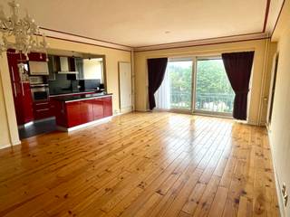 Enkel te bezoeken door onderstaande link in te vullen:<br /><br />https://reds.mijnhuurprofiel.be/property/80a12167-7554-46af-8763-2321d784fb2d<br /><br />De ligging nabij het centrum maakt dat alle voorzieningen van winkels, scholen en openbaar vervoer zich op wandelafstand bevinden.<br />We bevinden ons op de 4de verdieping, toegang zowel via lift als trap. Indeling: volledig geïnstalleerde keuken, ruime leefruimte, badkamer, inkomhal, toilet, terrasje en 3 slaapkamers. <br /><br />Ondergronds is er tevens een private staanplaats (alsook mogelijk als autostaanplaats, afhankelijk van volume wagen), zie laatste foto. Deze plaats zit in de prijs inbegrepen. Bijkomend is er ook nog een ondergrondse bergruimte. .<br /><br />De kosten bedragen 220 euro/maand: inclusief private verwarming, waterverbruik, kosten algemene delen,...<br /><br />- Beschikbaar vanaf 1 april<br />- 3 maanden huurwaarborg<br />- Plaatsbeschrijving op gedeelde kosten