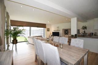 Ruim gelijkvloers appartement (115 m²) met; inkom, toilet, ruime living met open keuken. De keuken is voorzien van keramische kookplaat,...