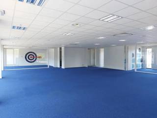 Functionele kantoren van <strong>435m² tot 1445m²</strong> in het prestigieuze kantorencomplex "Flexis" dat uitpakt met representatieve hedendaagse architectuur en profiteert van een unieke zichtlocatie. Het gebouw is voorzien van een ondergrondse parkeerkelder.<br /><br />Een bijzondere troef is de zeer goede ligging in het centrum van Genk vlak tegenover de Limburghal (biedt voldoende gratis parkeerplaatsen), op loopafstand van het stadhuis, het Ministerie van Financiën en het vernieuwde Genkse stadscentrum. Goede bereikbaarheid door de nabijheid van verschillende invalswegen, het openbaar vervoer (station op wandelafstand) en de autowegen E 314 ( 5km - ca. 5 min.) en E313 (8km - 10min.)<br /><br />Momenteel zijn er twee plateaus van elk <strong>505m²</strong> beschikbaar, op de 1ste en 2de verdieping links. Verder is er nog een plateau van <strong>435m²</strong> beschikbaar op de 2de verdieping. De eerste verdieping is een open space kantoor met een keuken. Op de tweede verdieping vinden we ingerichte kantoren opgedeeld in verschillende aparte kantoren, vergaderzalen, een deel open space en een keuken.<br /><br />Kleinere oppervlaktes vanaf 200m² beschikbaar in overleg met eigenaar!<br /><br />Huurprijs: <br />- kantoren ingericht: 125€/m²/jaar<br />- parking: 800€/stuk/jaar <br /><br />Kenmerken gebouw:<br />- Per verdieping zijn er twee aparte HVAC systemen (warmtepompen).<br />- Voorzien van zonnepanelen<br />- Floor to ceiling windows<br />- Privatieve terrassen op elke verdieping<br />- Crèche in het gebouw<br />- De tuin wordt door de stad Genk onderhouden.<br /><br />Info: info@jansenrealestate.be of 011/399050