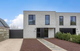 Deze quasi-nieuwbouwwoning (2024) combineert hedendaags comfort met energiezuinigheid en degelijkheid.Ze biedt drie volwaardige slaapkamers en is...