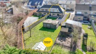 Welkom in Beukenstraat 12, een instapklare en recent gerenoveerde woning in het gegeerde Don Bosco, op een boogscheut van het centrum van Torhout. De woning werd uitgerust met o.a. een nieuwe keuken, badkamer, zonnepanelen en beschikt over een EPC-label B. In de directe omgeving vindt u winkels, scholen en openbaar vervoer.<br /><br />U betreedt de woning via een ruime inkomhal met gastentoilet en vestiaire. De lichtrijke leefruimte met grote raampartijen sluit naadloos aan op de eetplaats met zicht op de groene tuin. De moderne open keuken is voorzien van kwalitatieve toestellen. Op het gelijkvloers bevindt zich bovendien een extra slaapkamer, ideaal als bureau, praktijkruimte of thuiskantoor.<br />Op de eerste verdieping zijn er drie volwaardige slaapkamers, een badkamer met ligbad/douche, lavabo en toilet, evenals een aparte bureauruimte.<br /><br />De fraai aangelegde tuin geniet van middag- en avondzon en is de ideale plaats voor spelende kindjes of een lekker hapje en drankje in de zomer. De oprit biedt toegang tot de carport en het tuinhuis.<br /><br />Warm geworden van deze gerenoveerde woning? Contacteer ons vandaag nog voor meer informatie of een bezoek ter plaatse!<br />De vermelde prijs is een richtprijs; elk bod wordt voorgelegd aan de eigenaar, die het recht heeft dit te aanvaarden of te weigeren.<br /><br />Neem voorsprong met een vrijblijvende schatting via:<br />www.residentievastgoed.be/gratisonlineschatten