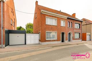 * Te renoveren halfopen bebouwing met garage en ruime tuin* Gelegen in het centrum van Meulebeke op wandel- en fietsafstand van winkels, scholen,...