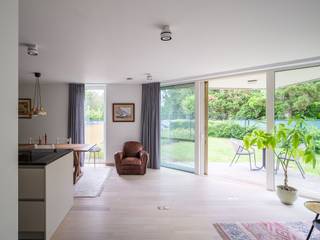 Dit ruime 3-slaapkamerappartement bevindt zich op de gelijkvloerse verdieping van een recente residentie (BJ 2020). Dankzij de ligging achteraan, weg van de straatzijde, geniet u hier van de nodige rust en privacy.<br /><br />Ook de bereikbaarheid is een absolute troef. Winkels en diensten bevinden zich vlakbij en het centrum van Gent is in minder dan 15 minuten rijden bereikbaar.<br /><br />Dit quasi-nieuwbouwappartement (EPC A) werd afgewerkt met oog voor kwaliteit en toekomstgericht wooncomfort. Hier beschikt u over lucht-water warmtepomp, vloerverwarming én -koeling en een ventilatiesysteem type D. Het resultaat is een energiezuinige woonst met een bijzonder aangenaam binnenklimaat, het hele jaar door.<br /><br />Met drie volwaardige slaapkamers, een ruime badkamer, twee toiletten en een praktische wasplaats biedt het appartement alle ruimte en functionaliteit van een woning, gecombineerd met het comfort en gebruiksgemak van een appartement. De twee terrassen en ruime tuin geven extra ademruimte.<br /><br />In de vraagprijs zijn drie bovengrondse (privatieve) parkeerplaatsen en een gemeenschappelijke fietsenstalling voorzien. Optioneel kan er een ruime, ondergrondse garagebox aangekocht worden aan €39.000.<br /><br />Kortom, een bijzonder aangenaam appartement met een mooie buitenruimte en een uitstekende prijs-kwaliteitsverhouding.