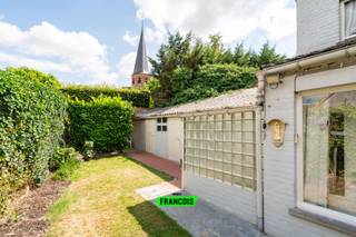 Gelegen in het charmante en rustige Sint-Goriks-Oudenhove, een landelijke deelgemeente van Zottegem, vind je deze te renoveren woning boordevol potentieel (mogelijkheid dichtbouwen boven garage gelijk met naastliggende woning) . Een unieke kans voor wie op zoek is naar een gezellig (t)huis in een groene en rustige omgeving, met tal van wandelroutes en natuur op wandelafstand.<br /><br />De woning beschikt momenteel over 3 slaapkamers en een vaste trap naar de ruime zolder, die perfect kan ingericht worden als extra slaapkamer, bureau of hobbyruimte. De lichtrijke leefruimte biedt een warm en uitnodigend kader voor gezellige familiemomenten, terwijl de zonnige tuin met zicht op de kerktoren een oase van rust vormt.<br /><br />Verder beschikt het pand over een garage en een degelijke basisstructuur, ideaal voor wie niet terugschrikt van renovatiewerken. Mits de nodige liefde en renovatie-inspanningen kan dit pand uitgroeien tot een karaktervolle gezinswoning, volledig naar eigen smaak ingericht.<br /><br />De woning bevindt zich op een uitstekende ligging, op korte afstand van de dorpskern van Sint-Goriks-Oudenhove, met scholen, winkels en openbaar vervoer in de nabije omgeving.<br /><br />Bent u op zoek naar een woning met charme en potentieel op een unieke locatie? Dan is dit pand zeker een bezoek waard! Contacteer ons gerust voor een bezoek of meer informatie. <br /><br />