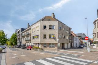 <p>immo DAVID stelt voor: ontdek samen met ons dit tweekamerappartement in het centrum van Asse. Het appartement bevindt zich op de eerste verdieping van een kleinschalig gebouw met lift en beschikt over een aangename, lichtrijke leefruimte van maar liefst 37 m². De vele raampartijen zorgen hier voor een bijzonder aangename en open sfeer. Via de woonkamer bereikt u de keuken, die praktisch aansluit op een technische ruimte. Deze ruimte kan bovendien perfect dienstdoen als extra bergruimte. Via de woonkamer en de overloop bereikt u de twee (slaap)kamers van respectievelijk 20 m² en 12 m². De overloop geeft eveneens toegang tot de badkamer en het aparte toilet, wat het wooncomfort ten goede komt. Een bijkomende troef is de rechtstreekse toegang tot de garage via de inkomhal. De ligging is uitzonderlijk goed: het appartement ligt op slechts 300 m van de markt van Asse, 150 m van openbaar vervoer, 500 m van het station van Asse, 700 m van de dichtstbijzijnde school, 20 m van winkels, 4 km van de autosnelweg, 5km van Laarbeekbos, 5 km van UZ Brussel en 450 m van de fietssnelweg. Hier woont u centraal én praktisch, met vrijwel alle dagelijkse voorzieningen binnen handbereik.</p>