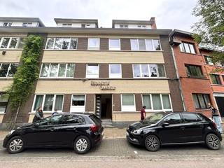 Dit appartement aan de Gaarveldstraat 40 bus 3 is te huur op een rustige en centrale locatie. Dankzij de gunstige ligging geniet u van een vlotte bereikbaarheid en bevinden winkels, scholen, openbaar vervoer en andere dagelijkse voorzieningen zich in de nabije omgeving. Dit appartement is ideaal voor wie comfortabel wil wonen met alle nodige faciliteiten binnen handbereik.Verdiep +1inkomhallichtrijke leefruimtevolledig uitgeruste keuken2 volwaardige slaapkamersbadkamerbalkonDit verzorgde appartement beschikt over een praktische indeling en biedt een aangename woonervaring. De ruime leefruimte en de grote raampartijen zorgen voor veel natuurlijk lichtDankzij de centrale ligging zijn belangrijke invalswegen vlot bereikbaar en bevinden tal van voorzieningen zich op korte afstand. Hierdoor is dit appartement een uitstekende keuze voor wie op zoek is naar een comfortabele woning op een goed bereikbare locatie.De snelste manier om een bezoek te brengen aan dit appartement? Vraag je bezoek aan via de rode knop op onze website (www.dewaele.com).Telefonisch kunnen er geen afspraken gemaakt worden. Bij andere vragen kun je ons telefonisch contacteren via 011 30 50 50.Tot binnenkort!
