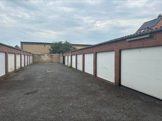 <p>Gesloten garage in het centrum van Nieuwpoort, gelegen aan Willem De Roolaan 17 BOX 2.</p><p><br /></p><p>Belangrijkste ruimtes:<br />• Gesloten garage met stevige poort en voldoende manoeuvreerruimte</p><p><br /></p><p>Troeven:<br />• Centrale ligging in het centrum van Nieuwpoort<br />• Veilig en afgesloten parkeer- of opslagruimte<br />• Nabij zee, duinen en voorzieningen</p><p><br /></p><p>Neem vandaag nog contact op met uw ERA-makelaar voor een bezoek.</p><p><br /></p><p>JOUW DROOMGARAGE. ZO GEVONDEN!</p>