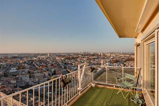 <p><span>Zeer licht </span><span>dakappartement</span><span> met ruim terras en </span><span>kelder</span><span> staat te koop op de Rooiboslaan 97 te </span><span>Wilrijk</span></p><p><span> </span></p><p><span> </span></p><p><span>Dit </span><span>appartement</span><span> met </span><span>één slaapkamer</span><span> en </span><span>terras (+/- 11m²)</span><span> bevindt zich op de 19de verdieping en biedt een mooi, wijds uitzicht over Wilrijk.</span></p><p><span> </span></p><p><span> </span></p><p><span>Indeling</span></p><p><span>- leefruimte</span></p><p><span>- keuken</span></p><p><span>- badkamer met ligbad en toilet</span></p><p><span>- slaapkamer 1</span></p><p><span>- nachthal met bergruimte</span></p><p><span>- terras </span></p><p><span>- inkomhal met vestiairekast </span></p><p><span>- kelder</span></p><p><span> </span></p><p><span>Algemeen gebouw</span></p><p><span>- terras met mooi open zicht</span></p><p><span>- voorschotten op de vaste 87 euro/maand</span></p><p><span>- </span><span>dakverdieping (19de) laatste verdieping te bereiken met trap</span></p><p><span>- airco in woonkamer en slaapkamer</span></p><p><span>- zonneluifel en zonnestores</span></p><p><span>- asbestveilig asbestattest </span></p><p><span>- Elektrische installatie conform AREI</span></p><p><span>- ramen met dubbele beglazing in PVC kader</span></p><p><span>- beschikbaar bij akte</span></p><p><span> </span></p><p><span>Dit pand kan onderhevig zijn aan de renovatieverplichting die door de Vlaamse overheid wordt opgelegd voor residentiële gebouwen. Consulteer voor meer informatie de website van het Vlaams Energie- en Klimaatagentschap via <span>https://www.energiesparen.be/renovatieverplichting-residenti%C3%ABle-gebouwen-2023</span></span></p><p><span>De renovatiewerken met het oog op het verbeteren van de energie-efficiëntie van het appartement zullen worden uitgevoerd door de vereniging van mede-eigenaars. Het appartement beschikt reeds over een degelijke isolatie, waarbij de dakisolatie een gemeenschappelijke verantwoordelijkheid betreft. </span></p><p><span> </span></p><p><span> </span></p><p><span>Ben jij geïnteresseerd in dit appartement te koop in Wilrijk, ben je op zoek naar ander vastgoed of wens je de waarde van jouw eigendom te kennen? Dan ben je bij BOLT immo aan het juiste adres! Wij helpen jou graag verder.</span></p><p><span> </span></p>