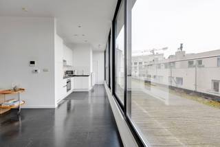 <p><strong>Penthouse met 2-slaapkamers en royaal dakterras </strong></p>
<p>Op zoek naar een modern en instapklaar twee-slaapkamerappartement op een uitstekende locatie? <br />Dit appartement op de vijfde verdieping werd in 2018 volledig gerenoveerd en is beslist een bezoek waard.</p>
<p>Dit appartement, vlakbij de bruisende Meir en midden in het hart van Antwerpen, biedt een absolute toplocatie. Met theaters, bioscopen, winkels, musea en het Centraal Station op wandelafstand, bevindt u zich werkelijk te midden van het stadsleven.</p>
<p>De lichtrijke leefruimte vormt het kloppend hart van het appartement en straalt meteen een gevoel van ruimte en rust uit. De grote ramen langs de volledige gevel zorgen niet alleen voor een overvloed aan natuurlijk licht, maar bieden ook een prachtig uitzicht over de stad. De open indeling verbindt de leefruimte en keuken op een harmonieuze manier, waardoor een moderne en luchtige sfeer ontstaat. De woonkamer is ingericht met een neutraal kleurenpalet en sluit perfect aan op de strakke, volledig uitgeruste keuken. Dankzij het riante terras van ca. 22m2, bereikbaar via de schuiframen, geniet u naadloos van zowel binnen- als buitenleven. Kortom: een uitnodigende en functionele leefomgeving die comfort en esthetiek moeiteloos combineert.</p>
<p>Via de inkomhal heeft u toegang tot de twee slaapkamers en badkamer voorzien van een ruime lavabo en ligbad.</p>
<p>Tot slot beschikt het appartement over een praktische private berging in de kelder.</p>
<p>Kortom: de ideale woonst voor wie op zoek is naar stijlvol, duurzaam en zorgeloos wonen op een toplocatie!<br /><br />Momenteel verhuurd.</p>
<p><strong>Interesse? Contacteer LISTED vandaag nog voor een bezoek: +32 3 283 51 51.</strong></p>