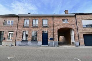 In het centrum van het charmante Zoutleeuw, gelegen in een rustige straat, bevindt zich dit interessante onroerende goed, ideaal als opbrengsteigendom. Het pand, oorspronkelijk een stadsboerderij met poorthuis uit het begin van de 20ste eeuw, werd in 2003 verbouwd naar twee appartementen, elk voorzien van een terras. Het gelijkvloerse appartement heeft het gebruiksgenot van een autostaanplaats.<br /><br />Het gebouw omvat alsdus twee ruime 2-slaapkamerappartementen, elk voorzien van een groot terras waar bewoners in alle rust kunnen genieten van de buitenruimte. De appartementen beschikken over een praktische indeling met veel lichtinval en bieden comfortabel woonplezier. Elk appartement is voorzien van een inkomhal, een gastentoilet, een ruime living met open keuken en aansluitend het privatieve terras, een berging, twee slaapkamers, een nachthal en een badkamer.<br /><br />Dit pand is uitermate geschikt als investering, zonder energetische renovatieverplichting, en werd reeds heel wat jaren verhuurd met een goed rendement. Elk appartement heeft zijn eigen voordelen. Dankzij de centrale ligging nabij winkels, horeca en voorzieningen, gecombineerd met de rustige straat, vormt dit een aantrekkelijke opportuniteit voor zowel investeerders als kopers die op zijn naar een interessante aankoop met de mogelijkheid tot eigen bewoning.<br /><br />Interesse? Aarzel dan niet en bel ons snel op 011 70 70 19.