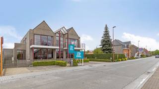 Grote polyvalente ruimte geschikt als kantoor, handel of groepspraktijk met erboven een appartement met 4 slaapkamers nabij E40 te Landegem.Dit ruim...