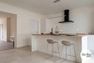 AALST - Deze compleet gerenoveerde woning ( renovatie 2025) is de ideale starterswoning voor jonge koppels die liever een huis verkiezen boven een appartement.<br />Het huis is centraal gelegen op wandelafstand van het centrum van de stad, station, winkels en openbaar vervoer. Ook de campus A-Zorg (vroegere OLV ziekenhuis), is in de nabijheid.<br /><br />We kunnen de volgende onderverdeling terugvinden: op de benedenverdieping is er de ruime inkomhal met apart gastentoilet en berging onder de trap, toegang tot de lichtrijke leefruimte met aansluitend de open keuken ( volledig ingericht met kwaliteitsvolle inbouwtoestellen) en een groot raam met zicht op het aangename stadstuintje.<br />Op de eerste verdieping kunnen we 2 ruime slaapkamers terugvinden, grote badkamer met inloopdouche en 2de toilet, en een ruimte voor bureau of dressing. Via een vaste trap komen we in een ruimte van 35m², die kan dienst doen als 3de slaapkamer met ensuite badkamer, of grote hobbyruimte. Energetisch is ook alles in orde, EPC (B - 168), conforme elektriciteit en asbestveilig!!<br />De eerste grondlaag van de schilderwerken is ook reeds gebeurd, u dient enkel nog maar een extra kleurtje te kiezen.<br /><br />Bent u op zoek naar een volledig instapklare woning, gerenoveerd tot in de puntjes op een goede locatie in Aalst? Aarzel dan niet en neem contact op met ons kantoor via 053/60.65.60<br />De vermelde prijs is een richtprijs. Na ontvangst van de biedingen beslist de verkoper vrij om al dan niet over te gaan tot verkoop en aan welk bod. De richtprijs is niet bindend.