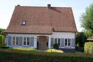 <p>Op zoek naar een ruime alleenstaande woning op een landelijke en bijzonder rustige ligging in Wielsbeke?</p><p>Deze recent gerenoveerde eigendom aan de Reynaertstraat 21 combineert wooncomfort, ruimte en energiezuinigheid met een prachtige tuin en uitzonderlijk veel bijgebouwruimte.</p><p>De woning is gelegen op een perceel van maar liefst 1.074 m² en beschikt over ca. 197 m² bewoonbare oppervlakte.<br />Ze werd recent grondig aangepakt met aandacht voor kwaliteit en comfort en beschikt over een gunstig EPC-label B.<br />Op het gelijkvloers vinden we een ruime inkomhal, twee volwaardige slaapkamers, een volledig uitgeruste keuken en een lichtrijke leefruimte met volmassieve parketvloer en pelletkachel.</p><p>De vernieuwde badkamer werd stijlvol afgewerkt in Mortex en beschikt over een ruime inloopdouche.<br />De volledig aangepakte verdieping omvat nog drie ruime slaapkamers, waarvan één met dressing.<br />Daarnaast is er een tweede badkamer waar de nodige voorzieningen reeds aanwezig zijn en die verder naar eigen smaak kan worden afgewerkt. Een zeer ruime zolder zorgt voor extra bergruimte.</p><p>Ook buiten is het heerlijk vertoeven.<br />De volledig aangelegde, zuidwestgerichte tuin biedt veel rust en privacy en beschikt over meerdere terrassen.<br />Blikvanger is het overdekte terras met kwalitatieve Brustor-pergola, voorzien van lamellendak, verwarming en screens.<br />Een absolute troef zijn de lange private oprijlaan, de vele parkeerplaatsen en de verschillende bijgebouwen.<br />Zo is er een afzonderlijke garage met stockageruimte van ca. 50 m², een tweede bijgebouw met verdieping van maar liefst 66 m² en een bijkomende stal van ca. 30 m². Ideaal voor opslag, atelier, hobby, zelfstandige activiteit of dieren.</p><p>Dankzij onder meer 19 zonnepanelen en EPC-label B geniet je hier van energiezuinig wooncomfort.<br />Kortom: een veelzijdige eigendom met 5 slaapkamers, prachtige zuidwestgerichte tuin, ruime parkeermogelijkheden en uitzonderlijk veel bijgebouwruimte op een rustige, landelijke ligging. </p>