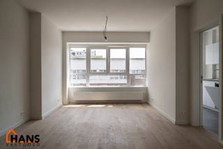 Gerenoveerd appartement op de 2e (hoogste) verdieping zonder lift.<br /><br />Inkomhal met vestiaire - apart toilet - badkamer met inloopdouche en lavabomeubel en spiegelkast. 1 ruime slaapkamer, 1 kinderkamer met toegang tot het achterliggend terras. Woonkamer, ingerichte keuken met kasten en spoelbakken, kookplaat, koelkast en vaatwasser.<br />Dubbele beglazing, verwarming individueel op aardgas, geïsoleerd dak.<br />Ruime kelder met aansluiting voor wasmachine en droogkast.<br /><br />Appartement is geschikt voor maximum 3 personen.<br />Gemeenschappelijke kosten: 100EUR voor minuterie, water, poetsen gemene delen, onderhoud cv-ketel<br />Beschikbaar op 01/05/2026.<br /><br />Huurwaarborg bedraagt 3 maanden huur.<br />Plaatsbeschrijving door extern bedrijf met gedeelde kosten.<br /><br />Een bezoek ter plaatse kunt u enkel online reserveren op www.hansvastgoed.com.<br />Voor meer informatie, bezoek onze website www.hansvastgoed.com of neem contact op met info@hansvastgoed.com of +32 3 366 05 30.
