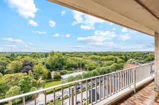 Op zoek naar een lichtrijk appartement op een topligging? Dit prachtig appartement op de 10de verdieping, gelegen aan het Stadspark van Aalst...