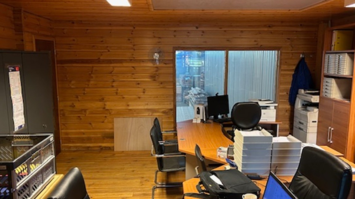 Commercial à louer à Manage - photo 4