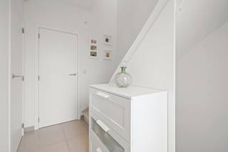 <p>Deze instapklare en perfect onderhouden bel-étagewoning is rustig gelegen in een aangename straat en geniet van een prachtig verzicht op het groen. De woning combineert ruimte, comfort en functionaliteit en is ideaal voor wie op zoek is naar een gezellige gezinswoning zonder bijkomende werken.</p>
<p>Op het gelijkvloers bevindt zich een ruime garage met extra bergruimte en een laadpaal voor elektrische voertuigen. Daarnaast zijn er een praktische berging met aansluitingen voor het inrichten van een derde badkamer en een ruime wasberging.</p>
<p>Op de eerste verdieping vindt u een inkomhal met apart toilet, een eerste badkamer met douche, een volledig geïnstalleerde keuken en een lichtrijke woonkamer. Deze is momenteel opgedeeld met een tussenschot om een vierde slaapkamer te creëren, maar kan eenvoudig opnieuw tot één grote leefruimte worden omgevormd. De aangrenzende veranda doet momenteel dienst als bijkeuken of extra leefruimte en biedt rechtstreeks toegang tot het gelijkvloers.</p>
<p>De tweede verdieping omvat een nachthal met apart toilet, drie volwaardige slaapkamers en een tweede badkamer met douche. Buiten geniet u van een gezelligetuin met terras. Er bestaat bovendien de mogelijkheid om bijkomende tuinruimte in gebruik te nemen op het perceel van de buren.</p>
<p>De woning werd zorgvuldig onderhouden: de gevel werd volledig gereinigd, opnieuw gevoegd en voorzien van een duurzame coating. Verder is ze uitgerust met vliegenramen, zonnescreens, een alarmsysteem, een laadpaal. De woning is niet aangesloten op de openbare riolering, maar beschikt over een septische put.</p>
<p>Een instapklare, veelzijdige woning met een prachtig uitzicht en moderne voorzieningen — een ideale thuis voor wie comfort, rust en ruimte weet te waarderen.<br /><br /><strong>EPC 104kWh/m²</strong></p>