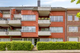 <p>Te koop: instapklaar appartement in de stadsrand van Mechelen, op korte afstand van scholen, openbaar vervoer en het treinstation.</p><p><br /></p><p>Dit appartement biedt een comfortabele indeling en een zuidgericht terras waar u de hele dag van de zon kunt genieten. De ligging aan de stadsrand combineert rust met een vlotte verbinding naar het centrum en invalswegen. Dankzij de verzorgde afwerking is het meteen klaar voor gebruik.</p><p><br /></p><p>Belangrijkste ruimtes:<br />• Woonkamer met veel lichtinval en toegang tot het terras<br />• Zuidgericht terras, ideaal voor buitenmaaltijden en ontspanning<br />• Inkomhal met praktische indeling<br />• Keuken met vaatwasser, dampkap, koelkast, oven en gaskookplaat<br />• Slaapkamer met ruimte voor een dubbel bed en kast<br />• Badkamer met ligbad en wastafel in meubel<br />• Toilet met handenwasser<br />• Berging met aansluiting voor wasmachine, technische ruimte en verwarmingsketel</p><p><br /></p><p>Troeven:<br />• Instapklaar – geen renovatie nodig<br />• Zuidgericht terras – optimaal genieten van de zon<br />• Gelegen in de stadsrand van Mechelen – rustig maar goed bereikbaar</p><p><br /></p><p>Neem vandaag nog contact op met je ERA-makelaar voor een bezoek.</p><p><br /></p><p>JOUW DROOMAPPARTEMENT. ZO GEVONDEN!</p>