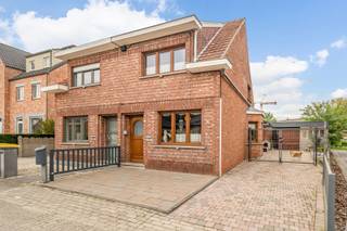 Instapklare woning met ruime garage en tuin in centrum Tremelo Deze goed onderhouden woning biedt comfort, gezelligheid en een...