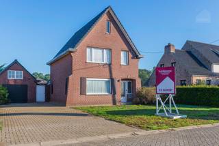 Deze woning is rustig gelegen in een aangename woonwijk, gecombineerd met de nabijheid van het centrum van Meerhout, maakt deze woning extra interessant. Winkels en andere dagelijkse voorzieningen bevinden zich op korte afstand, terwijl je thuis kan genieten van een rustige woonomgeving. Uitgestrekte natuurgebieden, bossen en verschillende fiets- en wandelroutes bieden volop mogelijkheden om te ontspannen en van het buitenleven te genieten.<br /><br />De woning is gelegen op een perceel van 555 m² en beschikt over drie slaapkamers, een zolder, een kelder en een ruime vrijstaande garage. Dankzij de open bebouwing en de beschikbare ruimte biedt deze woning heel wat potentieel voor wie zijn toekomstige thuis graag naar eigen smaak wil inrichten en moderniseren.<br /><br />Via de inkomhal betreedt u de woning. Op het gelijkvloers bevinden zich de leefruimte, de keuken, een praktische wasplaats, toilet en de badkamer.<br /><br />De eerste verdieping omvat een nachthal die toegang geeft tot drie slaapkamers.<br /><br />Daarnaast beschikt de woning over een zolder en een kelder, ideaal als extra bergruimte.<br /><br />Buiten vormt de ruime vrijstaande garage een belangrijke troef, die zorgt voor extra bergruimte en praktisch comfort.<br /><br />Het ruime terras vormt een aangename plek. Bovendien bestaat de mogelijkheid om de tuin aan de zijkant van de woning verder uit te breiden, waardoor je nog meer buitenruimte kan creëren.<br /><br /><strong>Troeven van deze woning</strong>
<ul>
<li><span>Vrijstaande woning op een perceel van 555 m²</span></li>
<li><span>Drie slaapkamers</span></li>
<li><span>Ruime vrijstaande garage</span></li>
<li><span>Centrale ligging nabij het centrum van Meerhout</span></li>
<li><span>Tal van mogelijkheden om de woning naar eigen smaak te moderniseren</span></li>
</ul>
<br />Interesse? We nemen graag de tijd om je deze woning ter plaatse te laten ontdekken.<br />📞 014 84 83 69<br />✉️ info@sublimmo.be