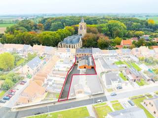 Polyvalente eigendom met ruime, instapklare woning, handelsruimte én enorme loods. Ideaal voor zelfstandigen. De 1.150m² grond heeft ontsluiting aan 2 straatzijden. INDELING: HUIS: Gelijkvloers: Inkomhal - Ruime woonkamer met open en volledig ingerichte keuken - Badkamer voorzien van lavabo, toilet en inloopdouche - Extra bergruimte in de aanbouw. Verdiep +1: Ruime en lichtrijke nachthal - 7 zeer ruime slaapkamers - Toilet en doucheruimte. Verdiep +2: 2 zeer ruime zolders, elk toegankelijke via een aparte trap. WINKEL: Winkelruimte van om en bij de 275m². Dit kan tevens perfect gebruikt worden als opslagruimte. LOODS: Loods van om en bij de 225m². TOTALITEIT: Handelsruimte/opslagruimte 500m²!! ALGEMEEN: - Polyvalente eigendom met tal van mogelijkheden- 275 m² handelsoppervlakte! - 225m² loods voor opslag - Strategische locatie - Gunstig EPC! Bestuursmaatregelen in het maatregelenregister: nee