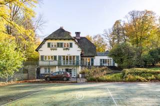 In de Albert Bechetwijk in Kraainem bevindt zich deze charmante eigendom met conciërgerie, gelegen op een royaal perceel van 4.890 m².De...