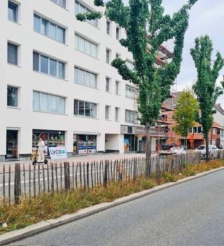 Dit mooi en ruim appartement, gelegen op de 2de verdieping, biedt alle comfort voor aangenaam wonen.
Het appartement omvat een inkomhal, een gezellige en lichtrijke living, een volledig uitgeruste keuken (te moderniseren) met aansluitende berging, een apart toilet en een badkamer voorzien van douche en wastafel. Verder zijn er 2 volwaardige slaapkamers aanwezig. Epc B en elektriciteit is conform!
Genieten kan op het zonnige terras, ideaal om tot rust te komen. Garage kan gehuurd worden. Gevel is volledig vernieuwd! Vlotte bereikbaarheid alles winkels op wandel afstand!
Interesse? Neem gerust contact op voor meer informatie of een bezoek ter plaatse.
Exclusief te koop aangeboden via de Oximo online verkoopsprocedure. Voor registratie en aanvaarding van de verkoopsvoorwaarden zie www.oximo.be.