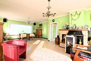 Ruime gelijkvloerse woning op hoekperceel in rustige doodlopende straatDeze zeer ruime gezinswoning is rustig gelegen in een doodlopende straat te...