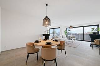 <u>6% btw op constructie ( onder voorwaarden), zowel voor 1ste aankoop als voor investering onder BV. </u><br /><br /><br />KORTEMARK: Appartement 1.01 met 3 slaapkamers en 2 terrassen gelegen op de eerste verdieping van Nieuwbouwresidentie Mila en Nora<br /><br />Deze kleinschalige nieuwbouwresidentie is centraal gelegen nabij het station en op wandelafstand van de Markt in Kortemark. Met de E403 op 8,5 km geniet het project een uitstekende bereikbaarheid. In de onmiddellijke buurt vindt u er onder andere scholen, sporthal, natuur- en recreatiedomein Krekemeersen, warenhuizen, bakkerij, slagerij, apotheek, bank ... <br /><br />“Residentie Mila en Nora” bestaat uit 2 inkomhallen en 4 verdiepingen. De gelijkvloerse verdieping bevat 6 dubbele garageboxen, 5 enkele garageboxen en 5 autostaanplaatsen. In de eerste en tweede verdieping vinden we per verdieping 5 villa-appartementen. De dakverdieping bestaat uit 1 luxe-penthouse. <br /><br />Dit appartement wordt afgewerkt met de nodige precisie. De grote raampartijen, de aangename bewoonbare oppervlakte van 123,3m² en de twee ruime zitterrassen (10,11m² en 9,35m²) zorgen voor een zalig luchtig gevoel. De open keuken en de badkamer worden uitgerust met alle hedendaags comfort. <br /><br />Appartement 1.01 is gelegen op de eerste verdieping en is als volgt ingedeeld: <br />- Inkomhal met gastentoilet en berging <br />- Ruime leefruimte voorzien van grote raampartijen<br />- Kwalitatieve open keuken voorzien van alle hedendaags comfort<br />- Nachthal met individueel toilet<br />- 3 aangename slaapkamers<br />- Stijlvolle badkamer<br /><br />Mogelijkheid tot aankopen van een enkele/dubbele garagebox en/of een autostandplaats in het gebouw. <br /><br />TECHNISCH : <br />- Centrale verwarming op aardgas met condenserende wandketel<br />- Hoog-rendementsbeglazing met isolerende PVC-beraming<br />- Thermische isolatie conform EPB-regelgeving<br />- Ventilatiesysteem conform EPB-regelgeving<br />- Brandwerende en inbraakveilige Inkomdeur <br />- Conforme elektriciteit <br /><br />Bel Nik (T. 0472 38 97 46) vrijblijvend op voor meer informatie. Wij begeleiden u graag met de glimlach op zoek naar uw droomwoning & commercieel pand.