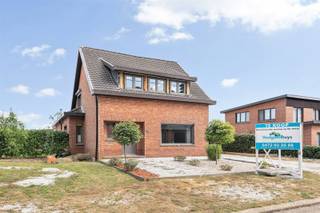 Op zoek naar een instapklare & rustig gelegen woning? Dan is dit jouw kans! Deze charmante woning is rustig gelegen in een groene omgeving, maar...