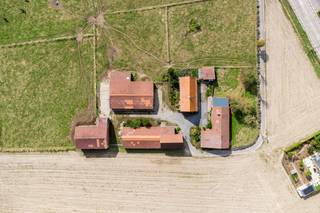 U kunt een BOD uitbrengen op deze woning, rekening houdend met de AANVANGSPRIJS van <strong>€ 599.000,00</strong> , elk hoger BOD wordt voorgelegd aan de eigenaars die al dan niet kunnen ingaan op dit aanbod.<br /><br />Authentieke hoeve met bijgebouwen in Baliebrugge op een oppervlakte van<strong> 7937 m².</strong> Rust , privacy, een oase van groen en prachtige vergezichten op de omringende weilanden zijn hier de absolute troeven. U heeft het landelijke woonhuis die bestaat uit inkomhal, ingerichte keuken, aangename leefruimte, <strong>2 slaapkamers op het gelijkvloers,</strong> <strong>CHARMANTE voutekamer</strong>, kelder onder de voutekamer, badkamer met douche, apart toilet en wastafel in meubel en een aparte wasplaats/berging, nog een in te richten zolder te bereiken via vaste trap waar nog extra slaapkamers kunnen bijgemaakt worden. Er is ook <strong>een dubbele garage aanwezig</strong>. Achterliggende stallen en opslagruimtes aanwezig met een omvang van +/- 600 m² . Talloze mogelijkheden zijn hier aanwezig. Dieren of Paardenliefhebber/ Zelfstandige die veel opslagruimte kan gebruiken? Boorputwater & Regenwater voorzien! UNIEK AANBOD! Nabij de autosnelweg en goede verbinding met alle voorzieningen. <strong>Goedgekeurde functiewijziging van landbouwerswoning naar residentiële woning.</strong><br /><br /><u><strong>Indeling woonhuis:</strong></u>
<ul>
<li>Inkomhal met vestiairekast;</li>
<li>Aangename en zonnige leefruimte;</li>
<li>Ingerichte keuken aanpalende aan de leefruimte;</li>
<li>Kelder onder de voutekamer;</li>
<li>2 slaapkamers op het gelijkvloers;</li>
<li>Charmante voutekamer die kan dienen als slaapkamer/bureau;</li>
<li>Badkamer met douche & wastafel & toilet;</li>
<li>Opslagruimte/Wasplaats;</li>
<li>Dubbele Garage;</li>
</ul>
Bijgebouwen van +/- 600 m²;<br />Perceel van 7937 m²;<br /><br /><u><strong>Eerste verdieping:</strong></u>
<ul>
<li>Zolderruimte te bereiken via vaste trap waar slaapkamers kunnen bijgemaakt worden;</li>
</ul>
<u><strong>Troeven:</strong></u>
<ul>
<li>Toplocatie;</li>
<li>Rust, stilte en authenticiteit;</li>
<li>Boorputwater & Regenwater voorzien;</li>
<li>Uniek aanbod;</li>
<li>Elektrische rolluiken;</li>
<li>Veel mogelijkheden.</li>
</ul>
Graag een afspraak of vragen over deze charmante hoeve? Contacteer ons via:<strong> oostkamp@caenen.be</strong>