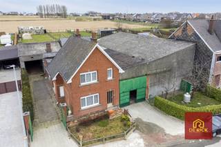Deze charmante woning, op unieke locatie, met 650m2 aan hangaars in Mere biedt u de kans op een ruim en veelzijdig pand. Deze woning schept de opportuniteit om uw woning te koppelen met professioneel gebruik.De bewoonbare oppervlakte van 128m² is gunstig verdeeld, wat elke kamer lichtrijk en uitnodigend maakt. Bij binnenkomst wordt u verwelkomd door een klassieke hal, dat onmiddellijk een warme sfeer creëert. De woonkamer, met zijn grote ramen, profiteert van veel natuurlijk licht en biedt volop mogelijkheden voor persoonlijke inrichting. De aparte keuken voegt een vleugje nostalgie toe. Op de verdieping beschikt de woning over 3 slaapkamers en een badkamer.Deze solide woning staat op een royaal perceel van 2107m² en creëert hierdoor heel wat buitenruimte voor ontspanning of spel. Doordat de woning nabij agrarisch gebied ligt, geniet u overal van zicht op de omliggende velden en akkers.Deze woning combineert het beste van rustiek wonen op een unieke locatie met de nabijheid van lokale faciliteiten en biedt u de mogelijkheid om een thuis te maken op een plek die landelijke charme uitstraalt. Mis de kans niet om deze unieke woning met menig opslagplaats zelf te ontdekken en te transformeren naar uw eigen smaak.