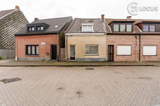 <p>Are you looking for a property that you can finish and personalize to your own taste? Then this house in Zwijndrecht offers an excellent opportunity.</p>
<p>The property benefits from a solid structure and a practical layout. The ground floor comprises a living room, kitchen, bathroom, and an additional room that can be used as a bedroom, office, or hobby room. On the first floor, you will find two further bedrooms.</p>
<p>At the rear of the property, a pleasant courtyard provides an ideal outdoor space to relax and enjoy sunny days.</p>
<p>The house requires further renovation and finishing works but offers plenty of potential for buyers looking for an affordable family home or an investment project. Thanks to its functional layout and available space, you can transform this property into a comfortable home tailored to your own preferences.</p>
<p>Another major asset is its convenient location, within easy reach of Zwijndrecht railway station, shops, schools, public transport, and key access roads towards Antwerp and surrounding municipalities.</p>
<p><strong>Highlights:</strong></p>
<ul>
<li>3 bedrooms</li>
<li>Practical layout</li>
<li>Pleasant courtyard</li>
<li>EPC label D (no renovation obligation)</li>
<li>Excellent renovation and value-creation potential</li>
<li>Convenient location near station, shops, and schools</li>
<li>Suitable for owner-occupiers and investors</li>
</ul>
<p>Interested? Contact us for more information or to arrange a viewing.</p>