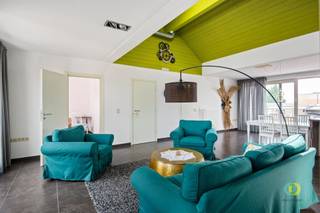 <p><span>In een rustig gelegen, doodlopende straat op een steenworp van het centrum van Vilvoorde vindt u dit lichtrijke appartement op de derde verdieping van een kleinschalig en recent gebouw. Het appartement beschikt over een ruime open leefruimte met mooie plafondhoogte, wat zorgt voor een extra ruimtelijk gevoel. De open keuken sluit hier naadloos op aan en vormt samen met de leefruimte het hart van de woning. Er zijn twee volwaardige slaapkamers en een derde, kleinere kamer die perfect dienst kan doen als bureau of gastenkamer. De ruime badkamer is uitgerust met inloopdouche, wastafel in meubel, toilet en aansluiting voor wasmachine. Aan de voorgevel is er een gezellig balkon, ideaal voor een ochtendkoffie. Aan de achtergevel bevindt zich een royaal terras met sauna. Alle voorzieningen bevinden zich op wandelafstand: winkels, scholen, openbaar vervoer en horeca zijn vlot bereikbaar, terwijl u toch geniet van een rustige woonomgeving. Optioneel is er een ruime garage aan te kopen, geschikt voor twee wagens achter elkaar of met extra opbergruimte. </span><span> </span></p>
