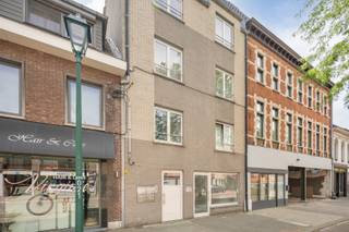 In de Stationsstraat ligt dit recent gebouwde handelspand van 58m². Het handelspand beschikt over een centrale ruimte met kitchenette, een toilet en een kelder die perfect geschikt is voor stockage van uw materialen. Het pand werd een aantal jaren geleden gebouwd en deed dienst als buurtwinkel. Door zijn eenvoudige indeling is dit pand geschikt voor bijna alle handelsactiviteiten of kan u hier zeer gemakkelijk uw burelen inrichten. <br /><br />EPC-certificaat met label B en certificaatnummer: 20210602-0002415686-KNR-1<br /><br />Stedenbouwkundige info:<br />Woongebied – bouwvergunning – geen rechterlijke herstelmaatregel of bestuurlijke maatregel opgelegd – geen voorkooprecht - geen verkavelingsvergunning. <br /><br />O-peil: niet overstromingsgevoelig<br /><br />EPC: 112 kWh/m²jaar – certificaatnummer: 20220929-0002681126-RES-1<br /><br />G-score: B<br />P-score: B