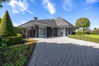 Deze charmante villa is uitstekend gelegen op een vlot bereikbare locatie, op korte afstand van het centrum van Oostmalle. Hier geniet u van een ideale combinatie van rust, ruimte en bereikbaarheid. Bovendien bestaat de mogelijkheid om de achtergelegen weilanden bijkomend aan te kopen.<br /><br />INDELING:<br /><br />Via de mooie oprit bereikt u de woning. Bij het binnenkomen wordt u verwelkomd in een ruime inkomhal. Rechts bevindt zich de lichtrijke leefruimte, die dankzij de vele raampartijen geniet van een aangename lichtinval en een prachtig uitzicht biedt op de fraai aangelegde tuin. Aansluitend bevindt zich de volledig uitgeruste keuken, die rechtstreeks toegang verleent tot het gezellige terras.<br /><br />Links van de inkomhal bevindt zich het slaapgedeelte. De woning beschikt over drie ruime slaapkamers en twee comfortabele badkamers. De eerste badkamer is uitgerust met een enkele lavabo, een ligbad en een toilet. De tweede badkamer beschikt over een dubbele lavabo en een inloopdouche. Via deze badkamer bereikt u bovendien een praktische bureauruimte, een wasplaats en een extra toilet.<br /><br />Verder beschikt de woning over een ruime bergzolder, wat zorgt voor extra opslagmogelijkheden.<br /><br />Buiten geniet u van een prachtig aangelegde, volledig omheinde tuin waar u in alle rust kunt ontspannen. Achter de afsluiting bevindt zich nog een extra perceelsgedeelte met een garage, een opslagplaats en een ruim magazijn. Deze bijkomende gebouwen bieden tal van mogelijkheden voor hobbyisten, zelfstandigen of wie op zoek is naar extra bergruimte.<br /><br />Kortom, een ruime en veelzijdige woning met een uitstekende ligging, ideaal voor gezinnen of wie wonen en werken wenst te combineren.<br /><br />BIJZONDERHEDEN: <br />- Goede bereikbare locatie<br />- Veel mogelijkheden <br />- Veel ruimte<br />- Aangelegde tuin<br /><br />Voor meer info of een bezoek ter plaatse kan u vrijblijvend contact opnemen met Lieselotte op 03.227.58.58 of lieselotte@reds.be.