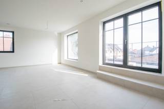 <p><span>Nieuwbouw duplexappartement met twee slaapkamers in Stekene </span></p><p><span> </span></p><p><span>Dankzij de hoge afwerkingsgraad, energiezuinigheid en grote hoeveelheid natuurlijke lichtinval biedt dit duplexappartement een aangenaam en comfortabel woongevoel.</span></p><p><span>De combinatie van een kwalitatieve afwerking, energiezuinigheid en een praktische indeling over twee verdiepingen maakt dit appartement bijzonder aangenaam om te wonen. </span></p><p><span> </span></p><p><span>INDELING</span></p><p><span>1ste verdieping:</span></p><p><span>Inkomhal.</span></p><p><span>Apart toilet.</span></p><p><span>Lichtrijke woonkamer met open keuken.</span></p><p><span>Berging ( 3m</span><span><sup>2</sup></span><span>).</span></p><p><span>Terras van (12m²</span><span>).</span></p><p><span> </span></p><p><span>2de verdieping:</span></p><p><span>Twee slaapkamers ( 12m² en 14m²).</span></p><p><span>Badkamer met douche, wastafel en toilet.</span></p><p><span>Berging (5m²). </span></p><p><span> </span></p><p><span>EXTRA</span></p><p><span>Vloerverwarming op warmtepomp.</span></p><p><span>BEN appartement.</span></p><p><span>Kwalitatief afgewerkt.</span></p><p><span>2 parkeerplaatsen</span></p><p><span>Fietsenberging.</span></p><p><span>Lichtinval is een grote troef.</span></p><p><span>3 maanden huurwaarborg. </span></p><p><span>01/11/2026 beschikbaar.</span></p><p><span>Geen gemeenschappelijke kosten.</span></p><p><span> </span></p><p><span>Een bijkomende troef is dat dit appartement eventueel gecombineerd kan worden met het duplexappartement, waardoor het eveneens geschikt is als kangoeroewoning.</span></p><p><span> </span></p>