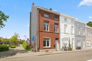 <p><span>Dit huis is gelegen naast een parking (gemeenschapscentrum) en heeft daardoor slechts aan de rechterkant één buurwoning. De linkerkant is zeer goed beschermd met verticale leien. De huidige eigenaars vernieuwden 12 jaar geleden een aantal essentiële zaken. Zo spotten we op de achtergevel witte sierpleister en werden de muren rond het grote terras verfraaid. Recent werd er nog geïnvesteerd in een nieuwe voordeur en een nieuw schuifraam. De benedenverdieping met goede lichtinval, werd omgevormd tot een volledig opengewerkte leefruimte met open keuken, met grote tegels en ingebouwde led-plafondverlichting. De keuken omvat een gasvuur met vier pitten, dampkap, vaatwasser, oven en microgolfoven. De badkamer omvat een hoekbad, dubbel lavabomeubel, spiegelkast en hangtoilet. Op het gelijkvloers is er een toilet met lavabomeubel beschikbaar. Van de drie kamers (laminaat), zijn er twee waar genoeg plaats is voor een dubbel bed en kastruimte. De huidige eigenaars verklaren dat zowel het platte dak als het hoofddak in goede staat van onderhoud verkeren. In de Hamerstraat, een rustige zijstraat van de Leuvensesteenweg, kan u met een bewonersstraat parkeren of met een parkeerschijf. De haast perfecte officiële Mobiscore bewijst dat u hier zonder auto kan wonen, op wandelafstand van het station en de kernstad.</span></p>