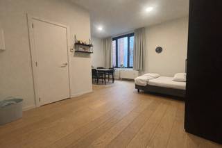 <span><strong>**Ruime studio in hartje Leuven**</strong></span><br /><br />In de Leuvense stadskern, meer bepaald op de Oude Markt, bevindt zich deze ruime en moderne studio. De unit is gelegen op de <strong>eerste verdieping</strong> van een residentie die bestaat uit zeven studio’s. De studio wordt <strong>bemeubeld</strong> aangeboden en is georiënteerd naar het platte dak in het midden van het gebouw, wat zorgt voor een rustige en aangename woonomgeving. Daarnaast zijn zowel de <strong>keuken</strong> als de <strong>badkamer</strong> volledig geïnstalleerd.<br /><br />Momenteel is de unit verhuurd aan een huurder die de studio met de nodige zorg onderhoudt. De maandelijkse huurprijs bedraagt <strong>700,- EUR</strong> exclusief lasten (70,- EUR). Elektriciteit, gas en water zijn privatief af te sluiten. De studio is beschikbaar voor eigen gebruik vanaf 31 augustus 2026.<br /><br /><span><strong>Meer informatie of een bezichtiging ter plaatse? Aarzel niet en contacteer Jacky: jacky@connect-immo.be - 0495 53 46 49</strong></span><br /><br />EPC: label B - 109 kWh/m2 - UC: 2093776