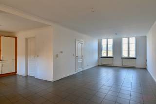 Ontdek dit charmante gelijkvloerse appartement, gelegen in een karaktervolle voormalige stadsboerderij, midden in de historische kern van Zoutleeuw. Dankzij de unieke ligging aan de Kleine Gete en op wandelafstand van winkels, horeca en voorzieningen, geniet u hier van een ideale combinatie van rust en bereikbaarheid. Het gebouw dateert van het begin van de 20e eeuw en werd in 2003 gerenoveerd met aandacht voor hedendaags comfort en modernere technieken. <br /><br />Via de gemeenschappelijke trappenhal betreedt u de privatieve inkomhal met apart gastentoilet. De lichtrijke en bijzonder ruime leefruimte vormt het hart van het appartement en omvat een gezellige zithoek, een eetplaats en een open geïnstalleerde keuken. Aansluitend bevindt zich een berging met aansluitingen voor wasmachine en droogkast, alsook de CV-installatie.<br /><br />Het grote raam met achterdeur zorgt voor een aangename lichtinval en biedt directe toegang tot de binnenkoer en autostaanplaats met privatief genotsrecht. <br /><br />Het nachtgedeelte bestaat uit een nachthal, twee volwaardige slaapkamers en een badkamer uitgerust met een douche-in-bad en een dubbele wastafel.<br /><br />Met een beperkte opfrissing kan dit appartement volledig naar uw smaak worden ingericht en is het meteen instapklaar. Bovendien werd het pand in het verleden succesvol verhuurd, wat het ook bijzonder interessant maakt als investering. Er geldt eveneens geen energetische renovatieverplichting dankzij het D-label.<br /><br />Extra troef: het bovenliggend appartement is tevens vrij van gebruik en kan als investering mee aangekocht worden aan dezelfde prijs, met andere woorden 430.000,- EUR voor het geheel.<br /><br />Bent u op zoek naar betaalbaar wonen of een interessante opbrengsteigendom op een topligging? Dan is dit een kans die u niet wilt missen.<br /><br />Contacteer ons vandaag nog op 011 70 70 19 voor een bezoek!