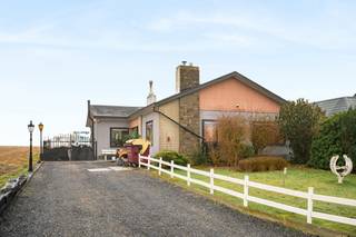 Te koop: Prachtig gelegen bungalow met open zicht<br /><br />Op een prachtige ligging met weidse vergezichten bevindt zich deze gelijkvloerse bungalow met oprit en ruime tuin<br /><br />Wat maakt dit pand uniek?<br />De woning omvat een inkomhal, een leefruimte, keuken, berging, badkamer en maar liefst vier slaapkamers. <br />De woning is opgetrokken in houtskeletbouw,<br /><br />De eigendom beschikt over zonnepanelen, centrale verwarming op pellets en overal LED-verlichting,<br /><br />Buiten geniet je van een grote tuin en vooral van het unieke open uitzicht.<br /><br />Voor wie is dit ideaal?<br />Perfect voor renovatiezoekers, ruimtezoekers of wie droomt van een woning op een uitzonderlijke locatie met panoramisch zicht.<br /><br />Te koop via Immo Beguin, jouw vastgoedexpert sinds 2009, met kantoren in Ronse, Waregem, Kortrijk, Deinze, Doornik en Lessines.<br />Bezoek na afspraak via: caroline@immobeguin.be