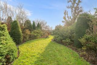 Te renoveren, lichtrijke gezinswoning met 4 slaapkamers, ruime zolder en zonnige tuin in DesselgemDeze ruime en lichtrijke woning biedt veel...