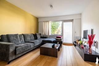 <strong>Ruim appartement op de eerste verdieping met 3 slaapkamers en terras in het centrum van Schilde</strong><br /><br /><strong>Dit ruime appartement van 114 m² is gelegen op de eerste verdieping van een kleinschalig gebouw in het centrum van Schilde. Het appartement beschikt over een lichtrijke woon- en eetkamer, een afzonderlijke keuken, drie slaapkamers en een royaal terras van ca. 15 m². De praktische indeling, aangename lichtinval en centrale ligging maken dit appartement bijzonder aantrekkelijk voor wie op zoek is naar ruimte en comfort.</strong><br /><br /><strong>Indeling: </strong><br />
<ul>
<li><strong>Inkomhal </strong>met vestiairekast en apart <strong>gastentoilet</strong></li>
<li><strong>Ruime, lichtrijke woon- en eetkamer </strong>op parket, met <strong>grote</strong> <strong>raampartijen </strong>die zorgen voor een aangename <strong>lichtinval</strong></li>
<li>Afzonderlijke <strong>keuken</strong>, aansluitend op de eetkamer</li>
<li><strong>Hoofdslaapkamer </strong></li>
<li><strong>Tweede slaapkamer</strong></li>
<li><strong>Derde slaapkamer</strong>, eveneens geschikt als bureau of logeerkamer</li>
<li><strong>Badkamer </strong>met dubbele lavabo, ligbad en douche</li>
<li>Centrale nachthal die toegang biedt tot de verschillende slaapkamers en overige vertrekken</li>
<li><strong>Praktische afzonderlijke berging </strong></li>
<li><strong>Technische ruimte</strong> met voorzieningen voor wasmachine en droogkast</li>
</ul>
<strong>Terras en buitenruimte</strong><br />
<ul>
<li><strong>Ruim terras van ca. 15 m²</strong>, bereikbaar vanuit de woonkamer</li>
<li>Aangename buitenruimte met voldoende plaats voor een gezellige zithoek</li>
</ul>
<strong>Algemeen</strong><br />
<ul>
<li>Gelegen op de eerste verdieping, uitsluitend bereikbaar via de trap</li>
<li>Verwarming op gas d.m.v. radiatoren/convectoren</li>
<li><strong>Ruime, afgesloten private kelderberging (ca. 14 m²)</strong></li>
<li><strong>Heden verhuurd</strong></li>
<li>Stedenbouwkundige inlichtingen in aanvraag<strong></strong></li>
</ul>
<strong>Uitstekend gelegen in het centrum van Schilde, met winkels, gezellige horecazaken en diverse dagelijkse voorzieningen op wandelafstand. De centrale ligging biedt bovendien een vlotte verbinding naar de omliggende gemeenten.</strong><br /><br /><strong>Een ruim appartement met drie slaapkamers, een aangenaam terras en tal van mogelijkheden, op een gegeerde locatie in het hart van Schilde!</strong>